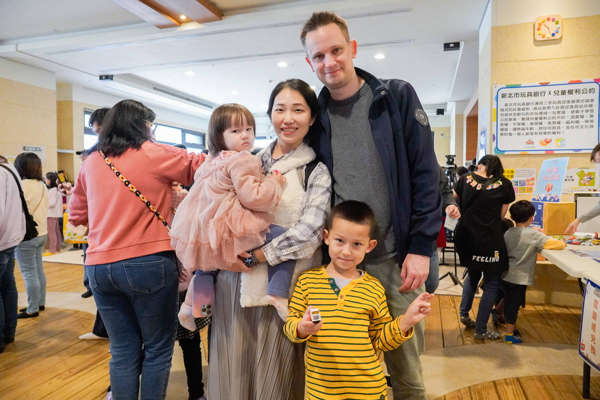 新北玩具復活節活動，有孩子就讀台北市幼兒園的家長特別攜家帶眷報名參加