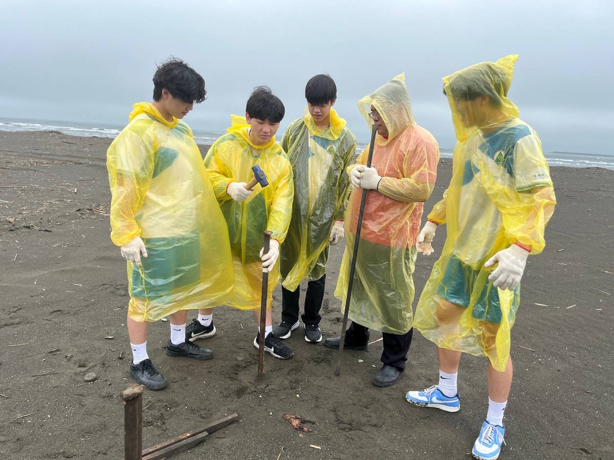 新北高工師生共築護生圍欄守護東方環頸鴴
