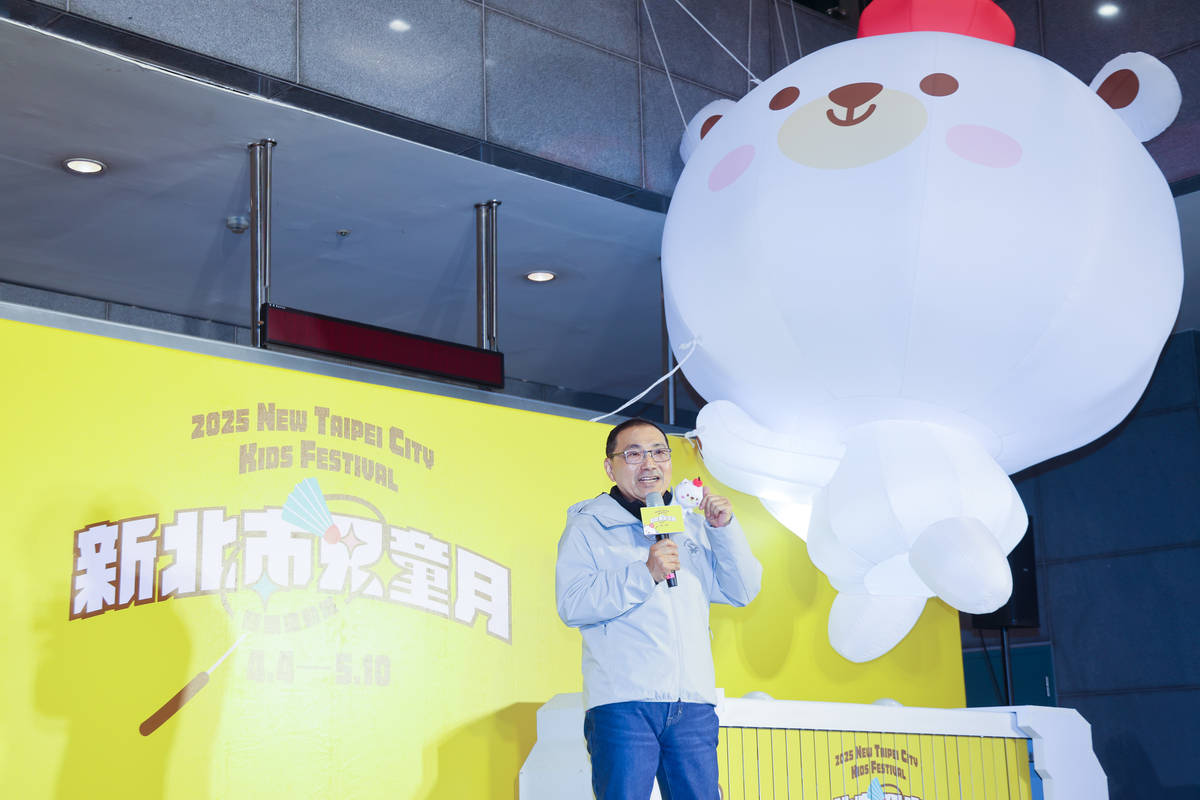 侯友宜與新北愛小孩計畫大使「熊果」一同啟動「熊果運動城」系列活動。