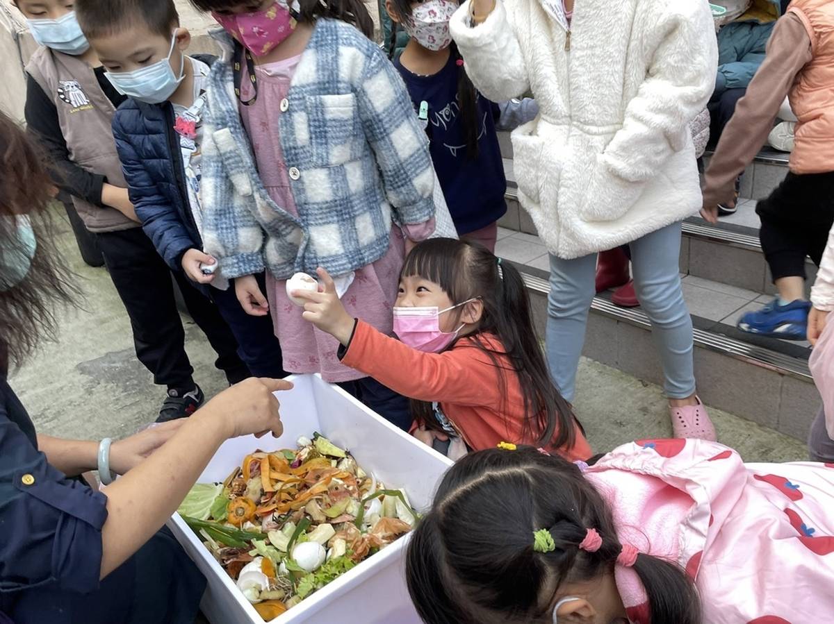 收集果皮、落葉和蛋殼當作肥料，體驗食農教育永續循環的概念 (教育部提供)