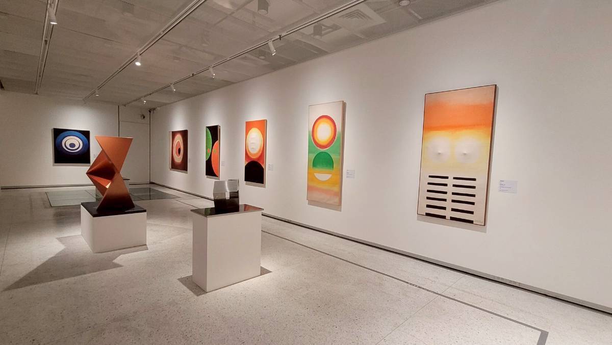 史博館「穿越世代－李再鈐個展」介紹臺灣現代雕塑先鋒李再鈐運用多種媒材表達對社會現象關懷之作品 (史博館提供)