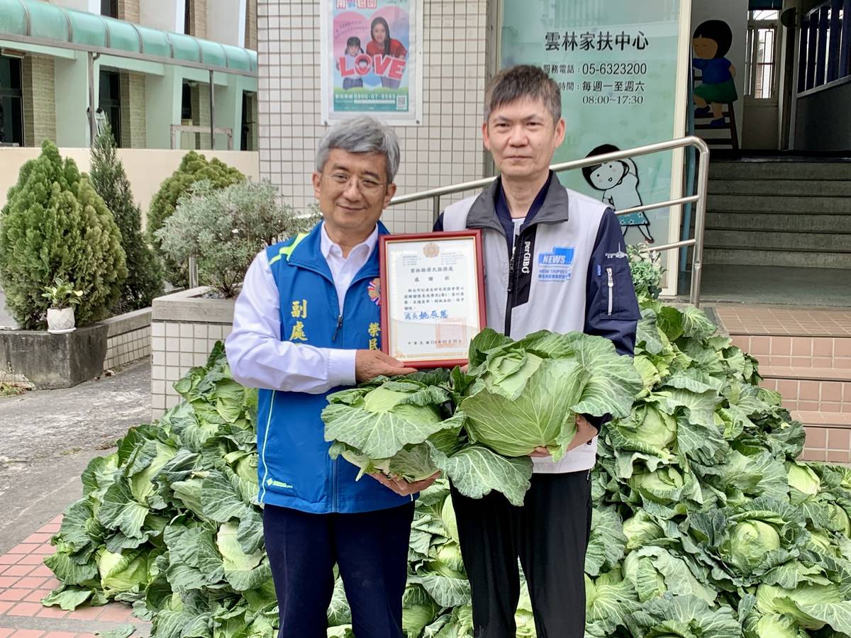 雲林縣榮服處蔡榮源副處長(左)致贈感謝狀給新北記友協林富貴理事長