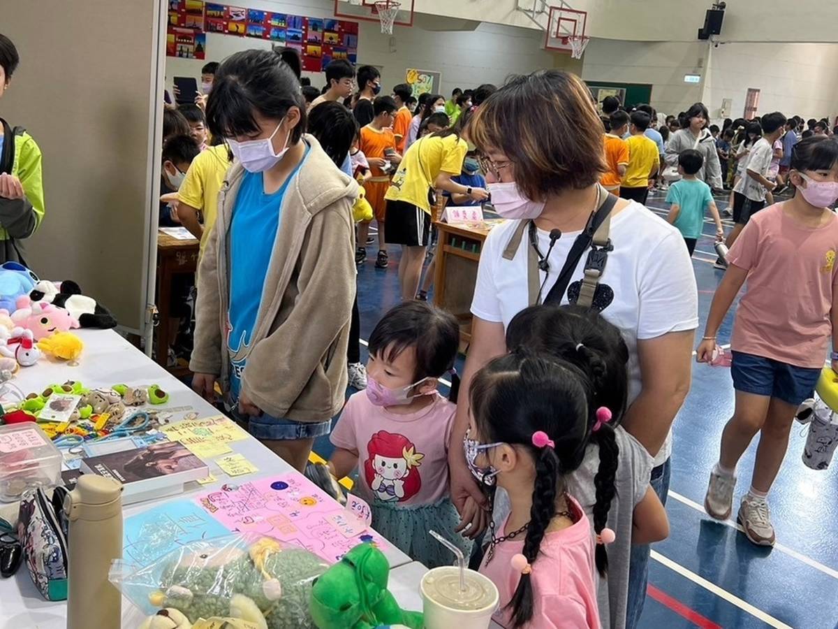 以客語逛學校舉辦的跳蚤市場 (教育部提供)