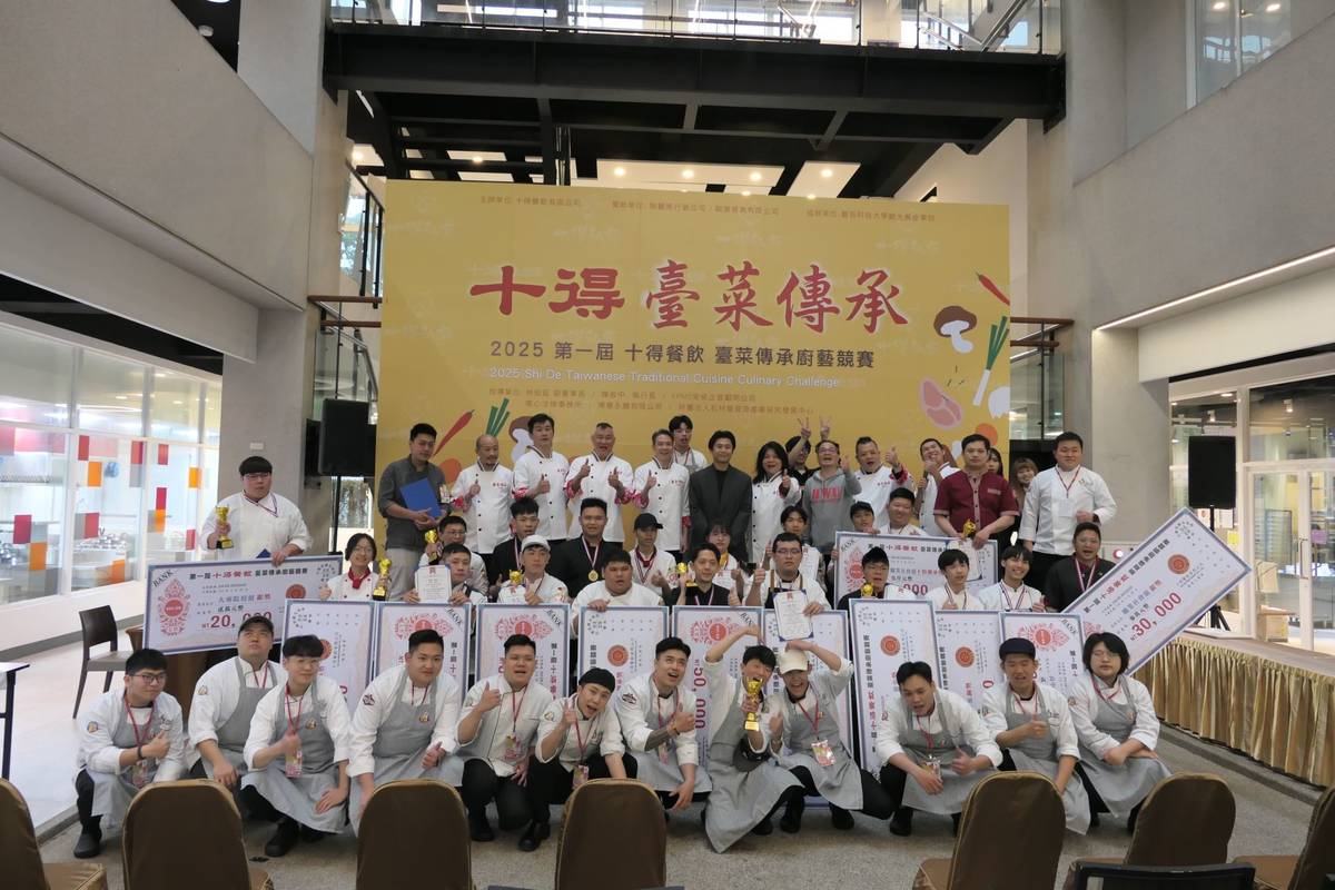 選手、評審及工作人員齊聚一堂，共同留影紀念賽事盛況 (醒吾提供)