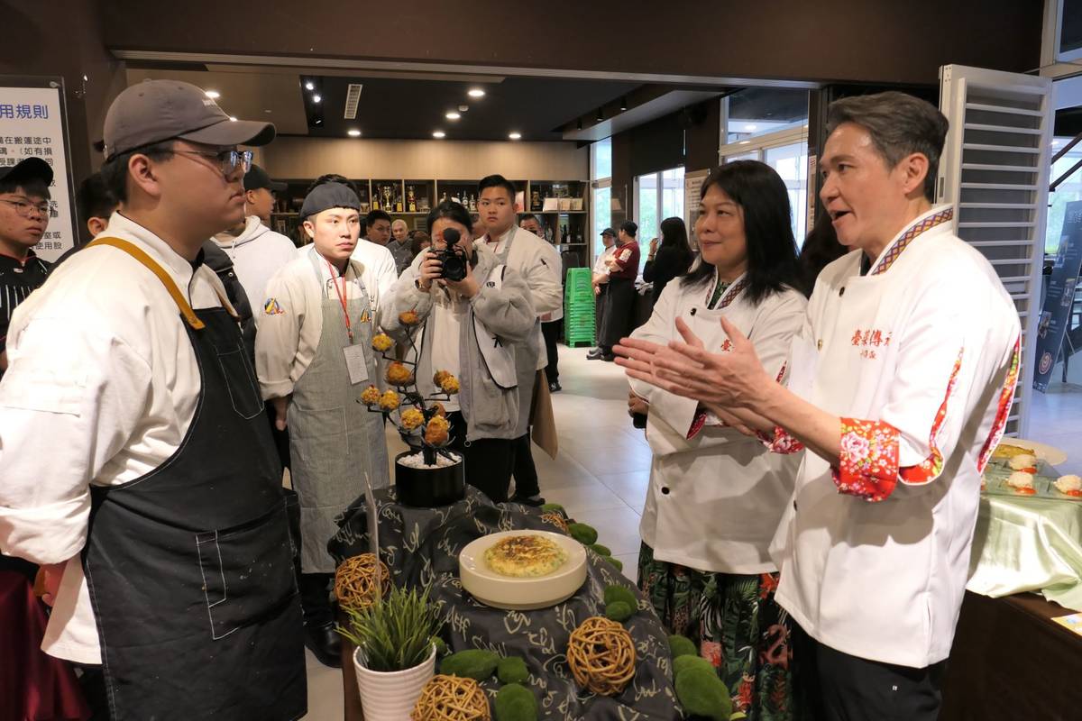 大專校院組第三名醒吾科大餐旅系李勇毅（左）正虛心聆聽評審費奇（右2）與梁振業（右1）提供的寶貴意見 (醒吾提供)