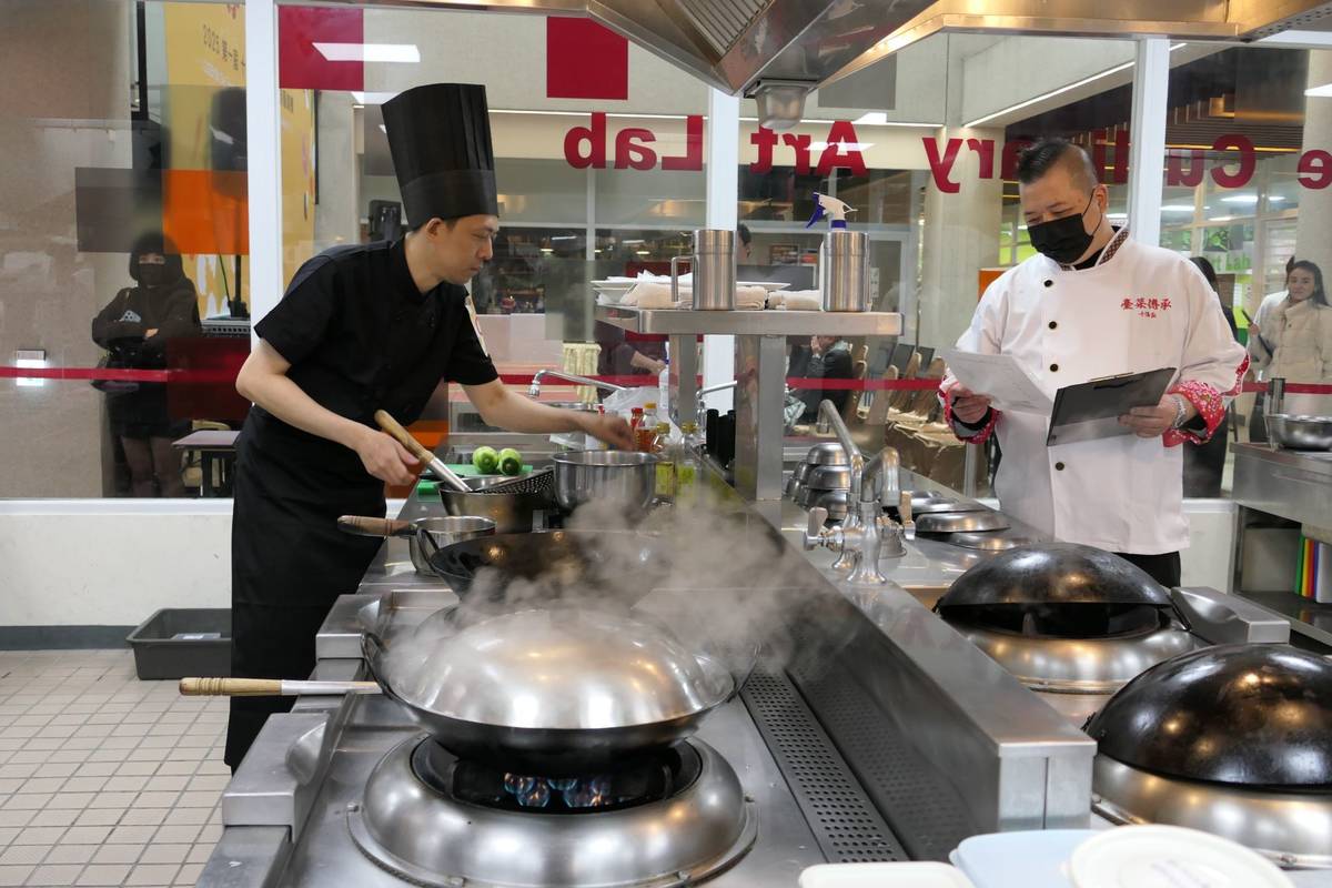 職業社會組金獎，新東南海鮮餐廳黃國雄(左)正在進行指定作「絲瓜烘蛋」與創意料理「舌吻」 (醒吾提供)