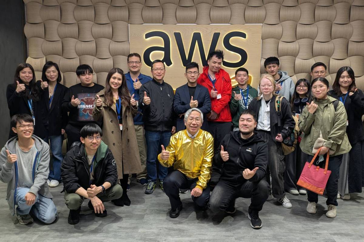 世新資管系教師范修維（著黃金夾克者）分享AWS全系列認證心得，啟發業界雲端技術探索 (世新提供)