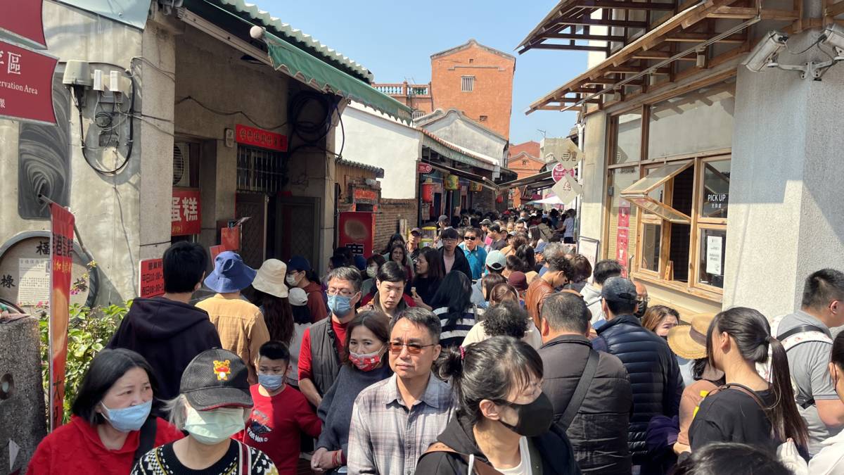 鹿港老街每到假日總是有滿滿的遊客(圖片來源：黃世杰提供)