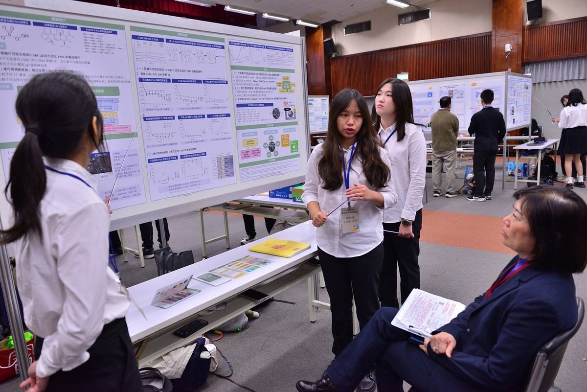 由高雄市立高雄女子高級中學呂雲瑞老師指導羅子茞、何采宣及王宜臻同學的作品「添加炭化可可果莢有效去除水中殘留四環黴素」