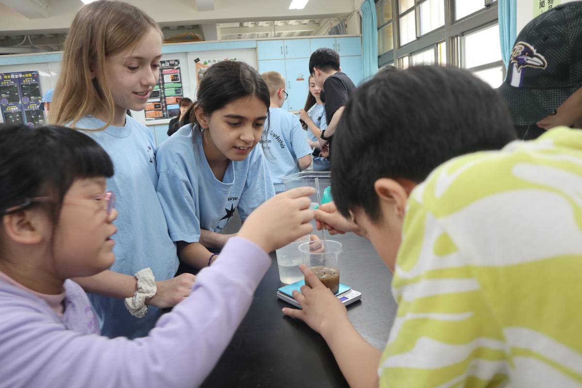 日新國小接待德國姊妹校波爾格小學師生，臺德學生一起動手做實驗