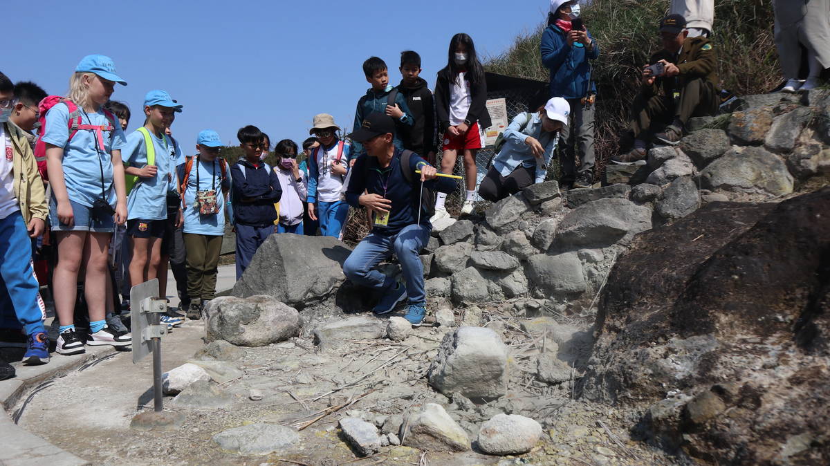 臺德學生前往陽明山觀察火山地質，實地驗證課堂所學