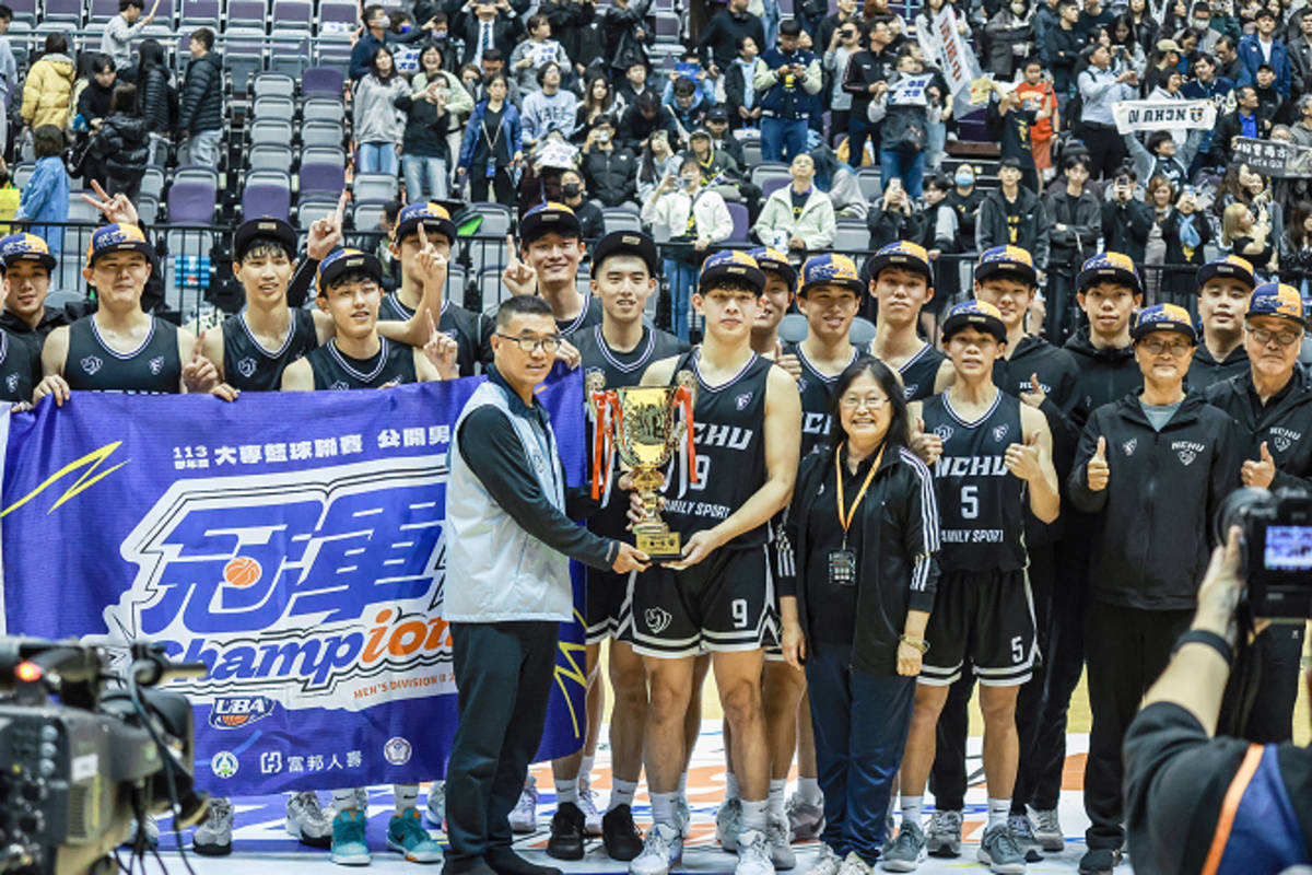 中興男籃公開二級奪冠後合影（圖片來源大專體總）