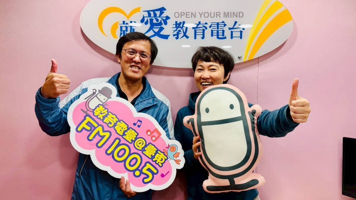 現任綠島國小校長陳客宏(左)同時擔任臺東縣數位學習專案辦公室執行秘書