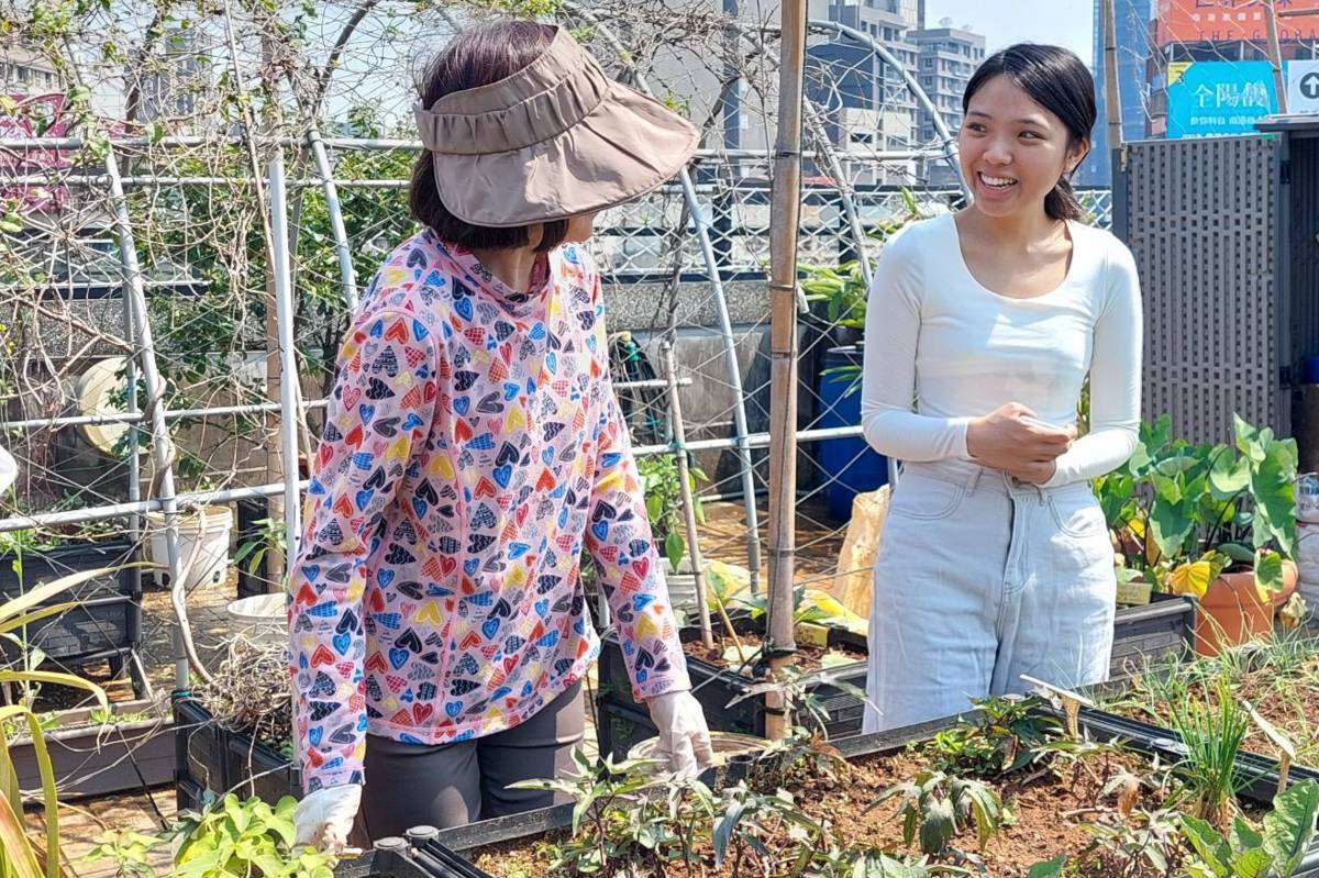 原住民長者與原住民大專生共同耕作施肥、分享故事