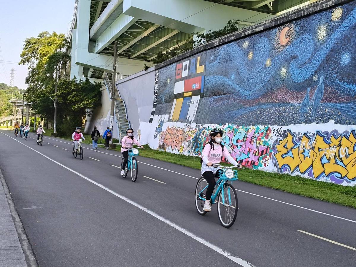 六年級全體學生挑戰單車騎乘12公里，來回約2小時，考驗學生的體力和毅力