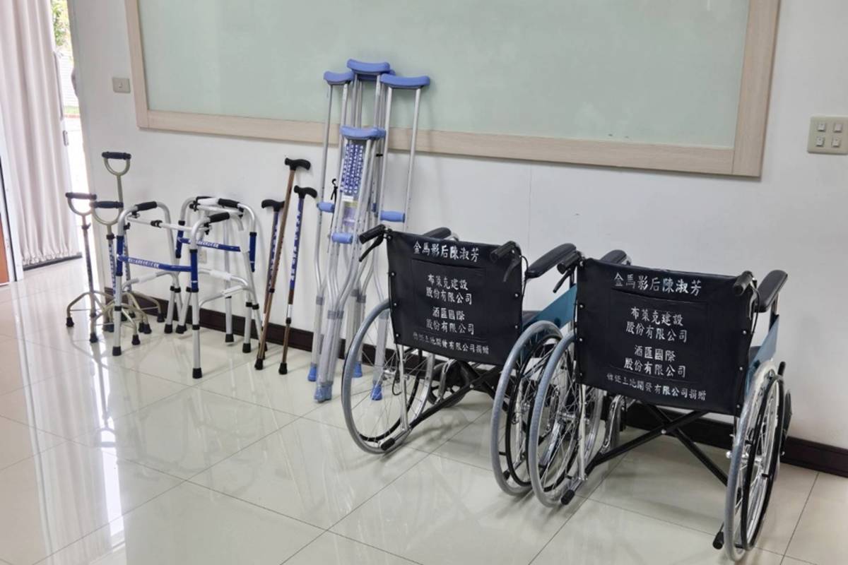 金馬影后陳淑芳攜手愛心團體、企業，今(8)日捐贈臺東縣府總額近50萬元的各式實用輔具，讓有需求的民眾能夠獲得完善協助。