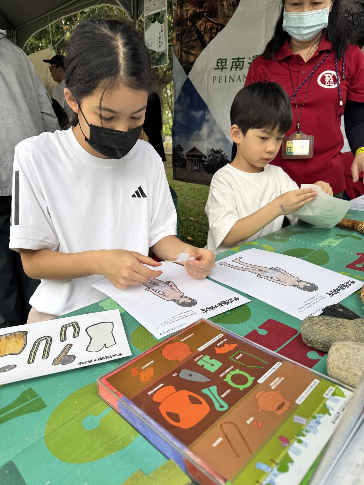 來自臺北的親子組認真聆聽史前館員解說，認識史前生活工作，憑實力動手完成學習單。