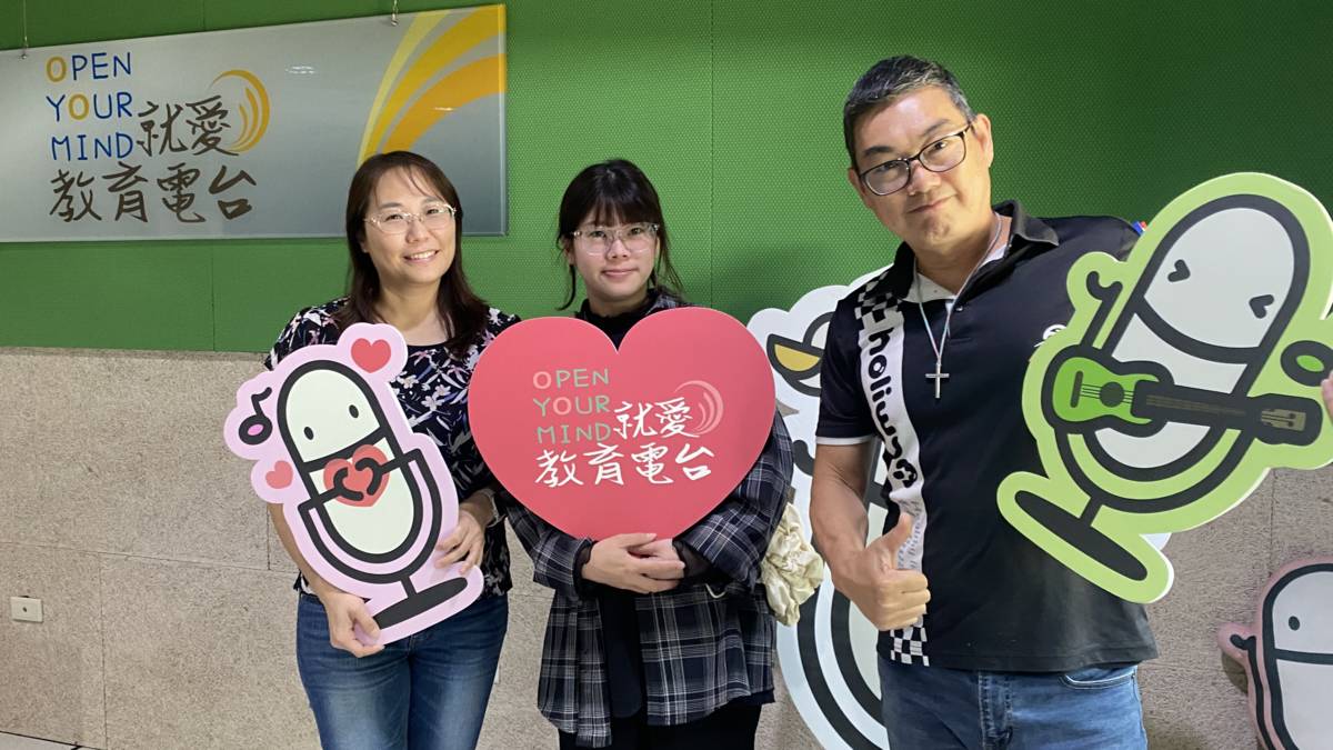 達叔(右)和貝蒂教練(中)陪伴孩子安全運動健康成長