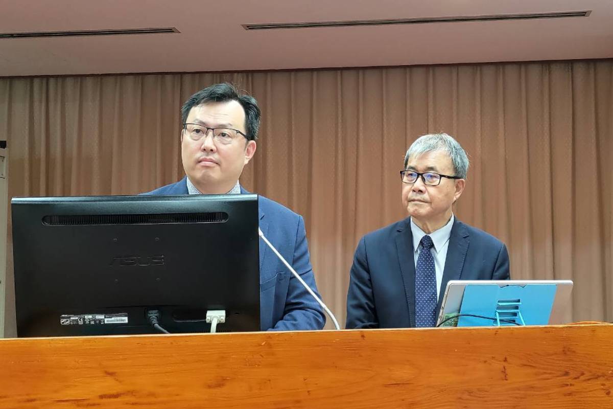(左起)體育署署長鄭世忠,教育部部長鄭英耀立院備詢