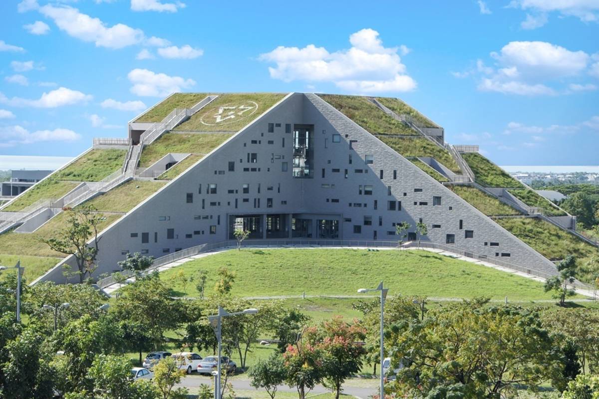 臺東大學圖書資訊館榮獲2025臺灣建築永續獎公有建築類別銀級獎。(臺東大學提供)