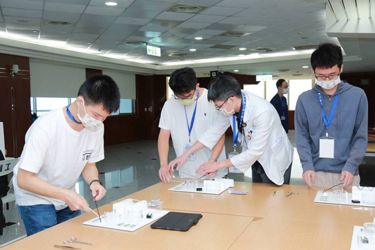 2024年參加體驗營高中生進行手術縫合操作