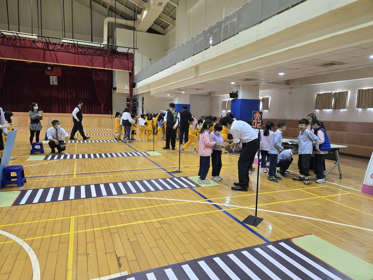 闖關遊戲模擬路口號誌及行穿線，讓學童實際體驗