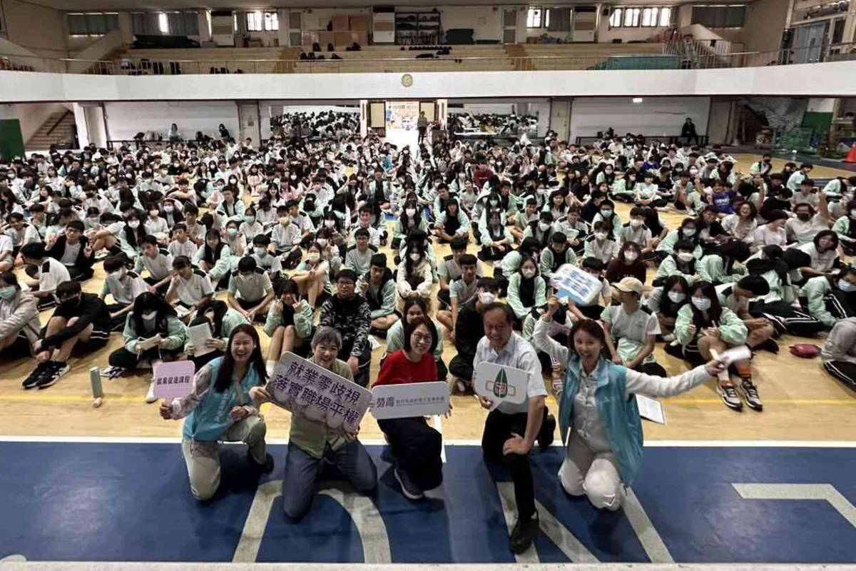 沈永昆校長講師蔣琬斯及學生大合照。(新竹市政府提供)