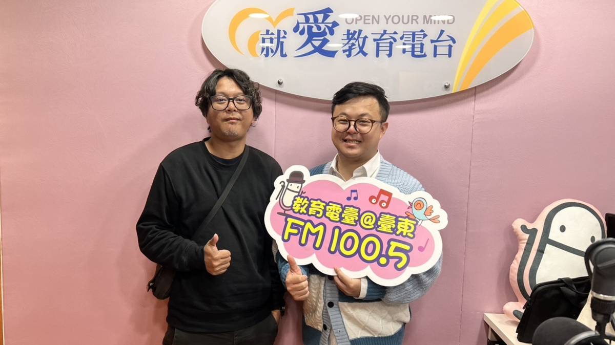 建和部落草地便當主理人潘晨綱(左)和主持人史考特(右)