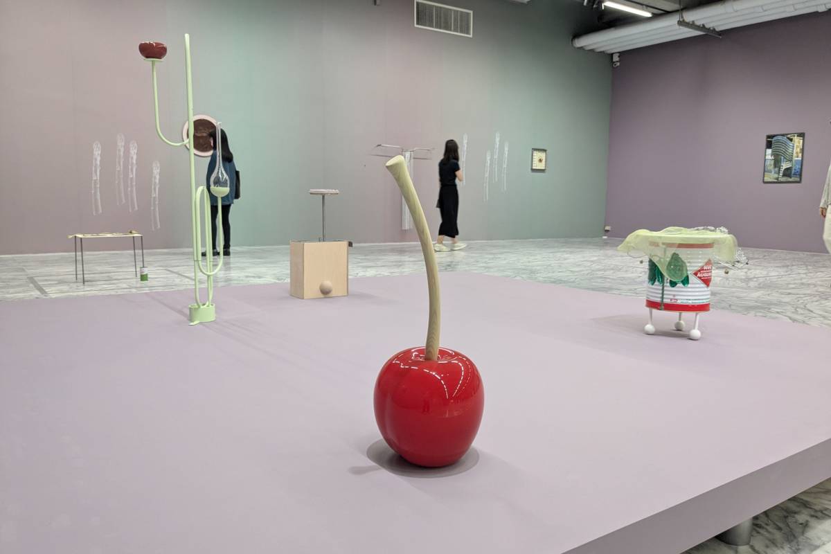 北美館「Lili Deli 麗麗食品」特展由藝術家黃麗音透過作品探索跨文化與歷史的物質生產及消費系統，