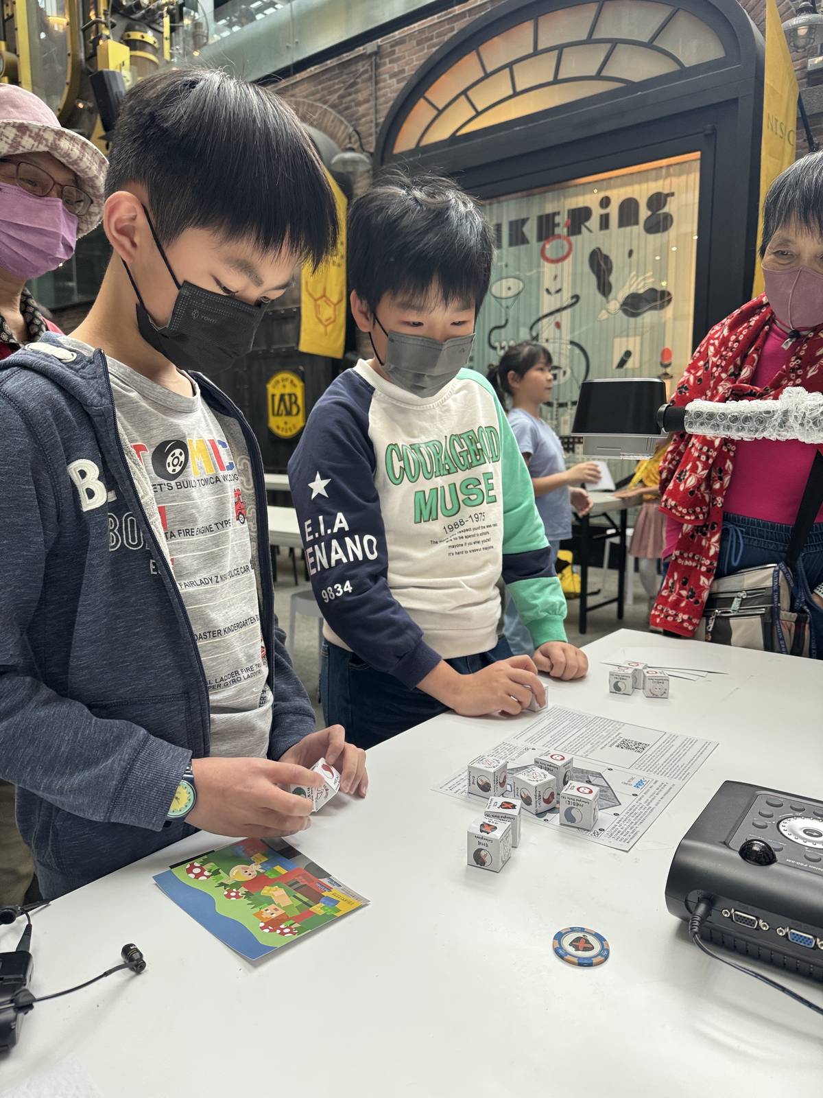 量子日前夕民眾體驗量子井字棋。(科教館提供)
