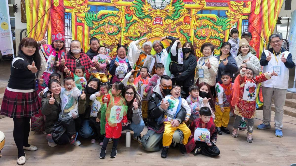新竹市陽光森林幼兒園舉辦老共又學歌仔戲成果發表，現場溫馨熱鬧。