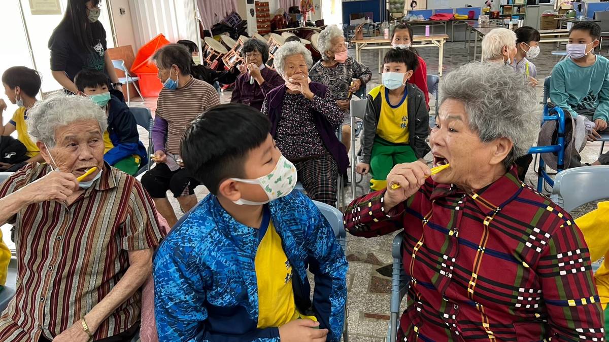 112學年度口腔保健績優學校-優等-臺南市西港區松林國小-學生傳授社區長輩正確刷牙方法
