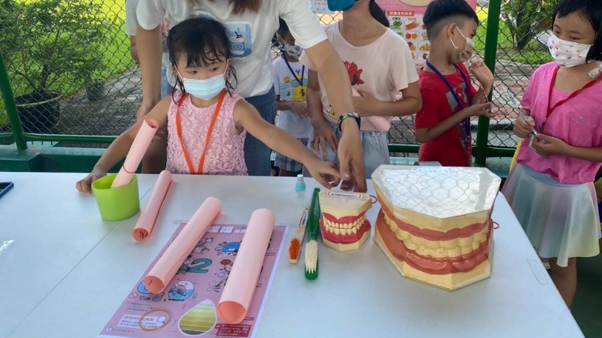 112學年度口腔保健績優學校-優等-臺南市西港區松林國小-小一迎新口腔保健闖關活動 

112學年度獲得口腔保健優等的臺南市西港區松林國小，從小一迎新活動即加入口腔保健闖關遊戲，運動會、課程均融入口腔保健宣導，與社區牙醫診所結盟，到校為學生診療，學生赴診所就醫亦享折扣，另開設口腔保健及繪本導讀家長志工培訓，讓家長成為每位口腔保健小尖兵的強力後盾，製作少喝含糖飲料的宣導海報提供鄰近早餐店、雜貨店張貼，連同社區舉辦健走活動，更讓孩子們進入社區活動中心，教導長輩們正確刷牙等口腔保健知能，於生活中落實「牙齒顧得好，健康沒煩惱」！

採訪：臺南市西港區松林國小顏素麗校長、學務處石偲穎主任、陳依婷護理師、六年甲班學生戴培羽、謝勝紋、謝宜軒、王悦如
