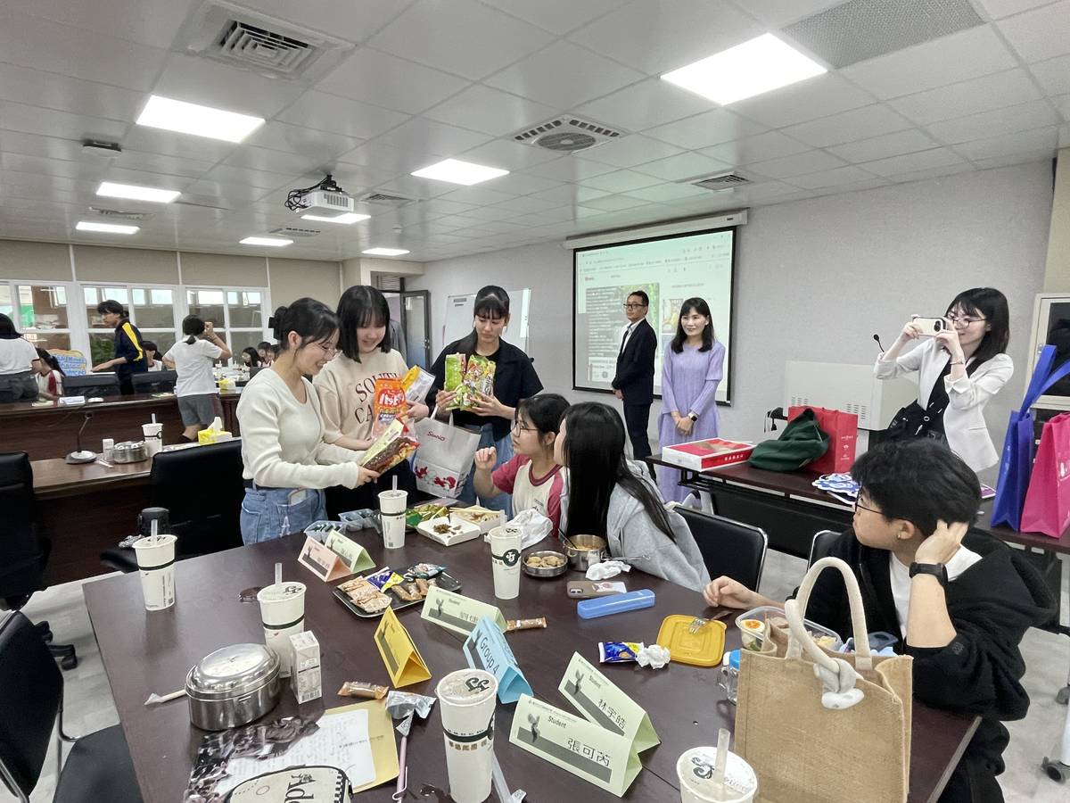 臺北市立中崙高中接待來自日本盛岡第三高等學校師生，臺日學生分享特色點心
