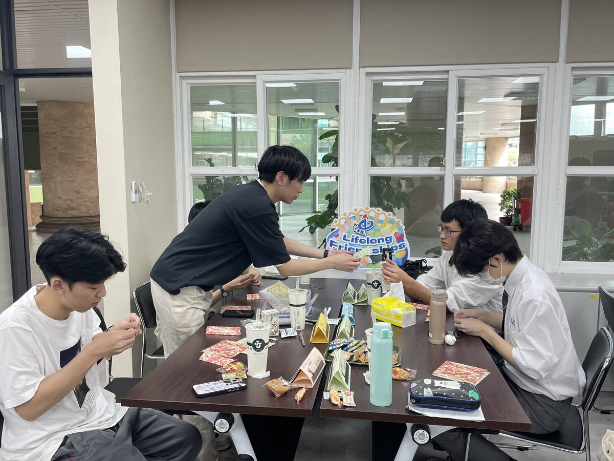 臺日學生分組討論觀摩