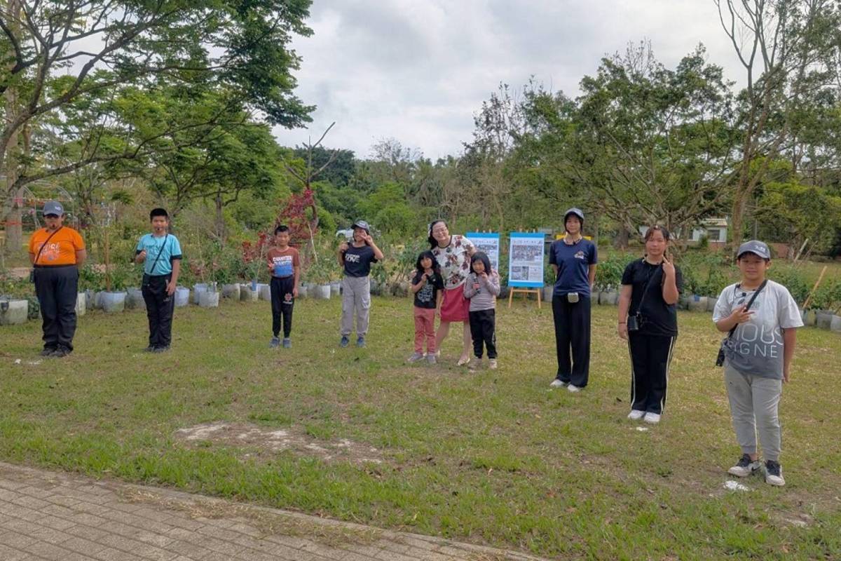 學生與校長(中)在五行蕃茄園前