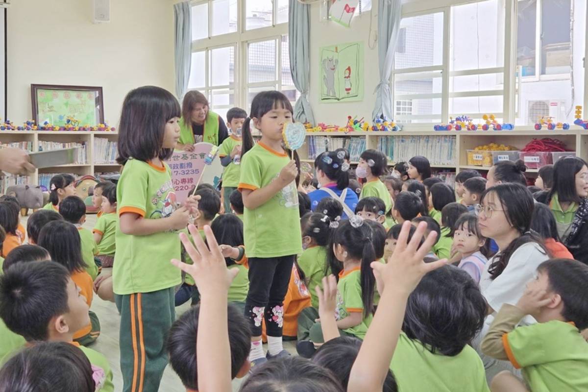 多多璐幼兒園響應創世臺東院公益園遊會，攜手舉辦宣傳活動，呼應主題「善循環X愛永續」，改造家中的廢棄物，製成風車、泡泡器及環保袋。