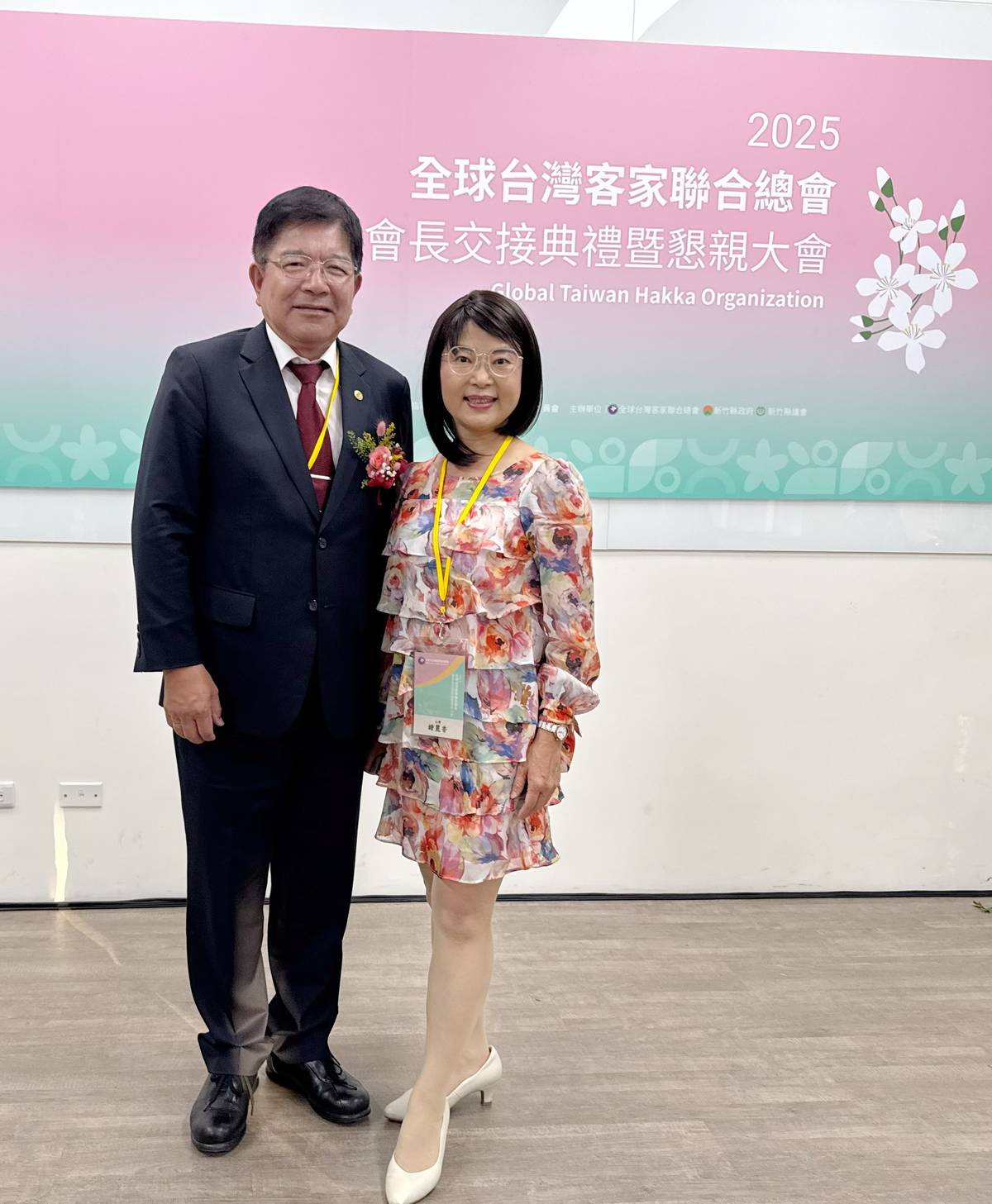 香香主持人與新任第二屆全球台灣客家聯合總會黎萬棠總會長合照