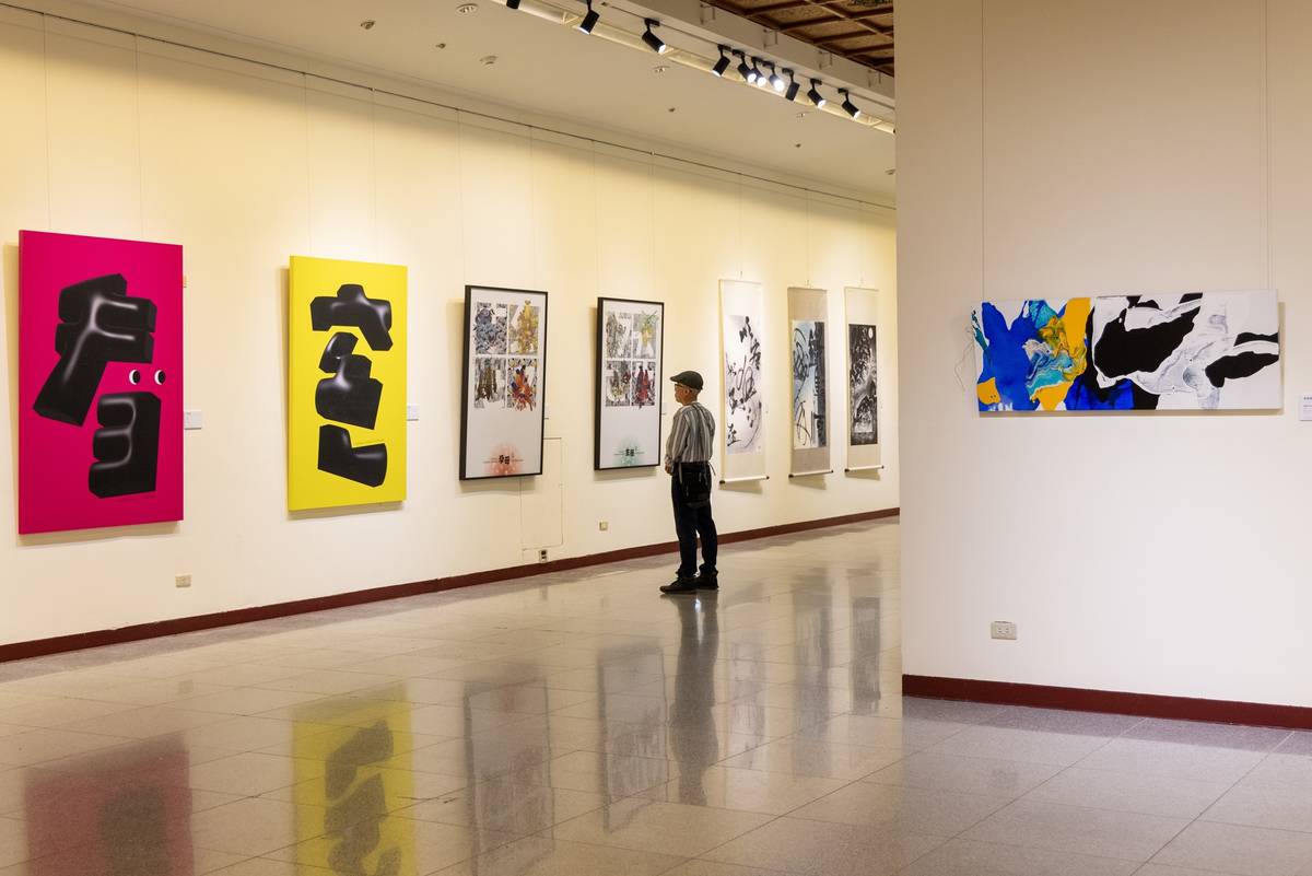 「維度綻放－2025台灣美術院年度大展」展出作品包含油畫、水彩、水墨、膠彩、設計等各種媒材創作，呈現豐美的視覺饗宴 (文化部提供)