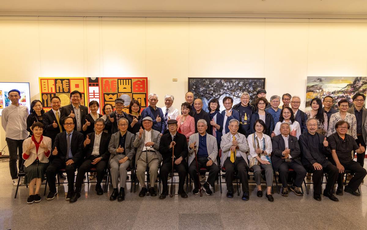 「維度綻放–2025台灣美術院年度大展」舉行開幕式，藝術家及藝文界學者專家等共同為展覽揭幕 (文化部提供)