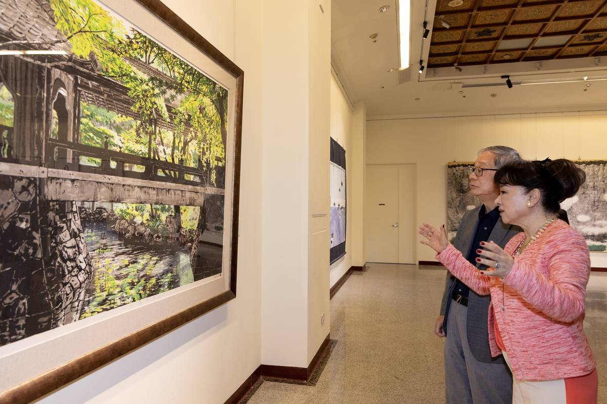 「維度綻放–2025台灣美術院年度大展」共有40位院士參展，旅日院士翁倩玉（右）為文化部長李遠（左）介紹其2008年作品〈仙橋抱翠〉 (文化部提供)