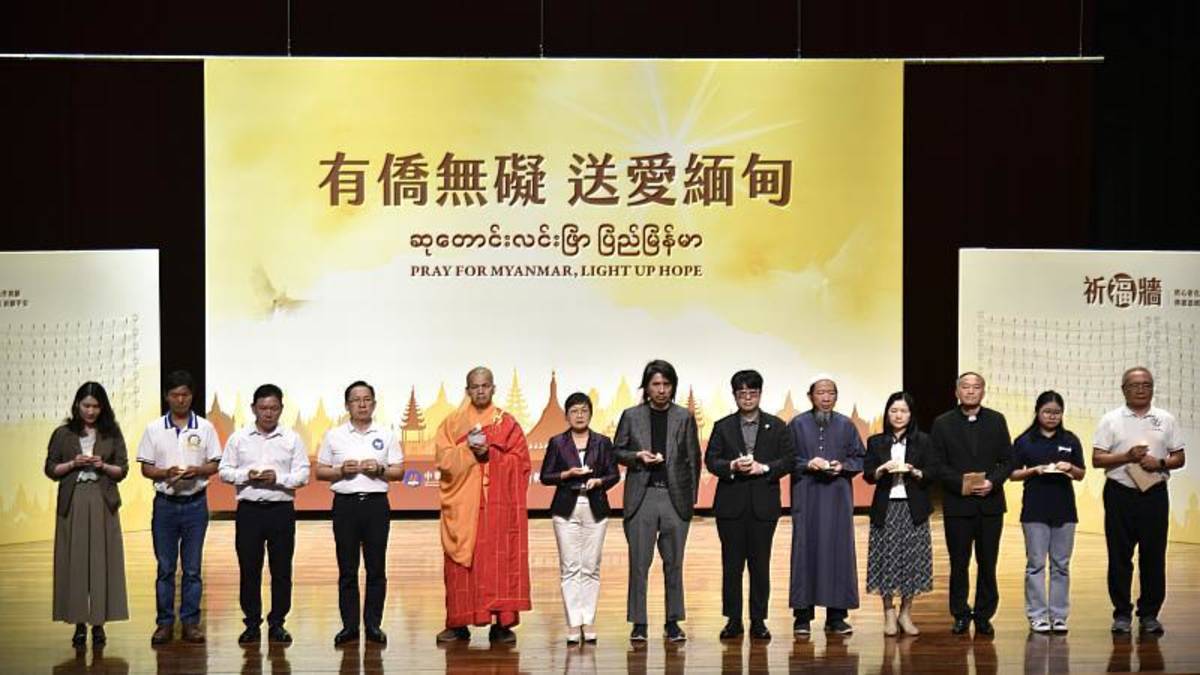 僑務委員會在臺北市立大學舉辦「有僑無礙 送愛緬甸」祈福活動，全體與會貴賓與僑生同學點燈送上祝福 (僑委會提供)