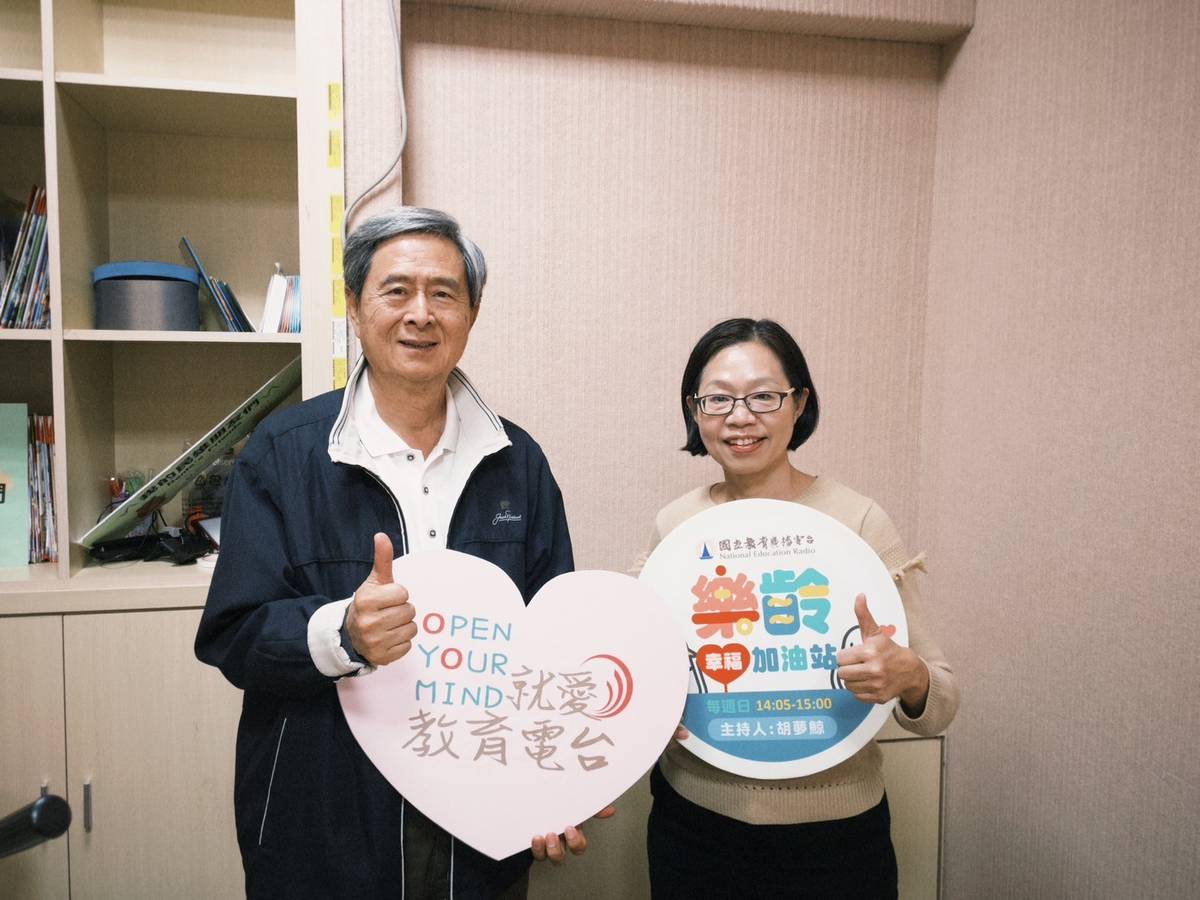 中正大學林麗惠教授（右）談樂齡大學的現況及目標