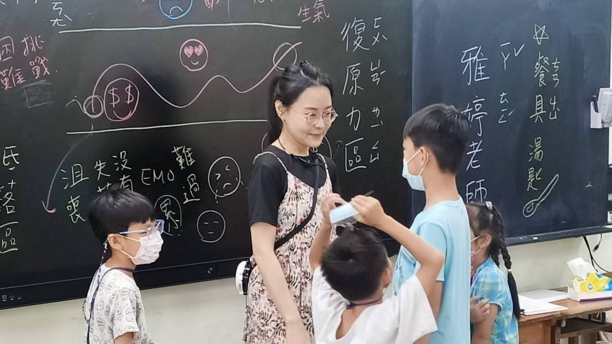 雅婷老師也在課程當中提供具體幫助孩子恢復情緒的好方法。(三峽國小提供)