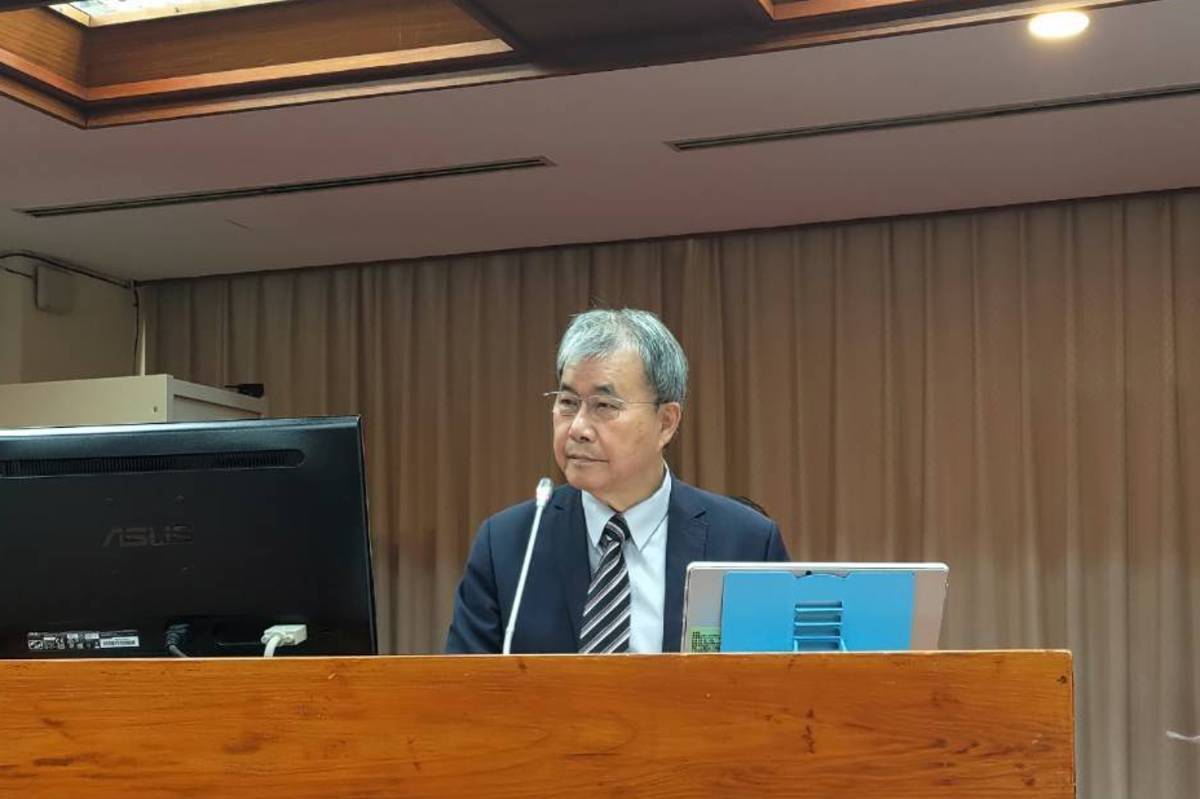 教育部部長鄭英耀出席立院教育文化委員會備詢