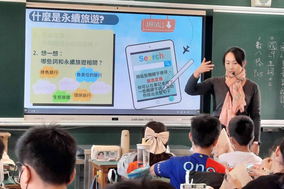 龍山國小高年級數位閱讀課程教學，從搜尋、瀏覽、評估、整合、組織到提案呈現。(新竹市政府提供)