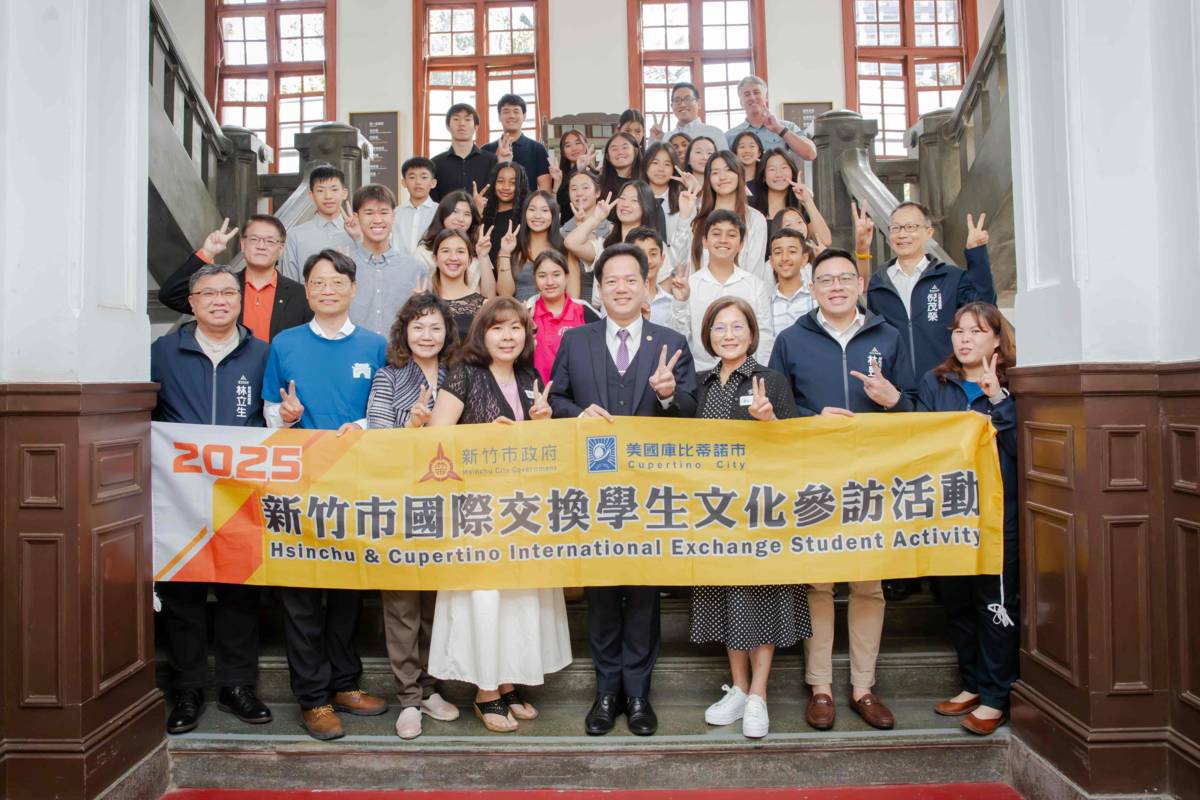 庫比蒂諾師生至竹市進行8天文化參訪, 代理市長邱臣遠與師生合影。(新竹市政府提供)