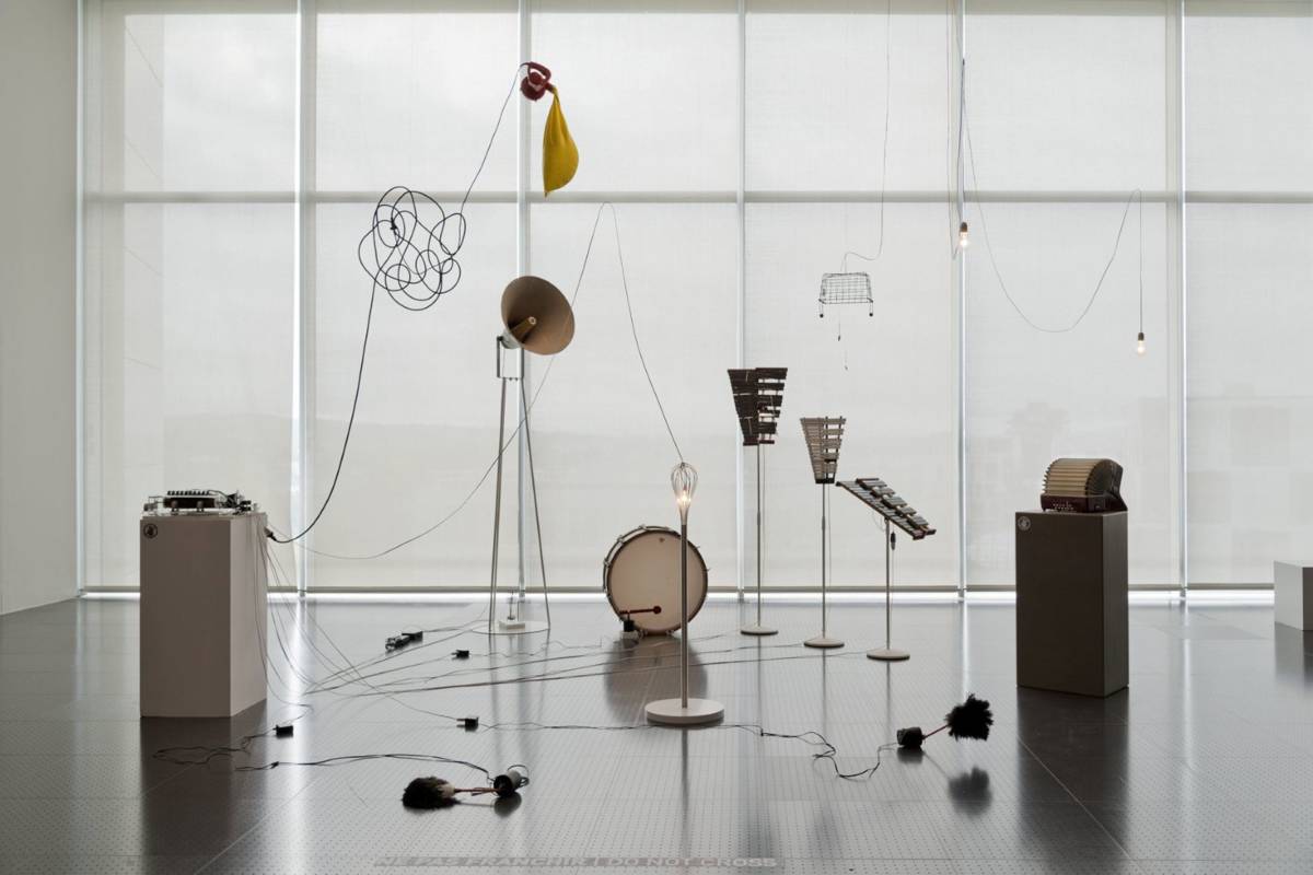 毛利悠子（Yuko_MOHRI），〈遊行〉，2011-2017年，複合媒材裝置：人造豹皮、馬達、光電元件、氣球、木琴、風扇、手風琴、揚聲器、音訊擴大機、鼓、燈泡、電線、廚房及家庭器具等。Image_courtesy_of_the_artist_and_Imane_Farès,_Paris,_Photo_©_Tadzio。