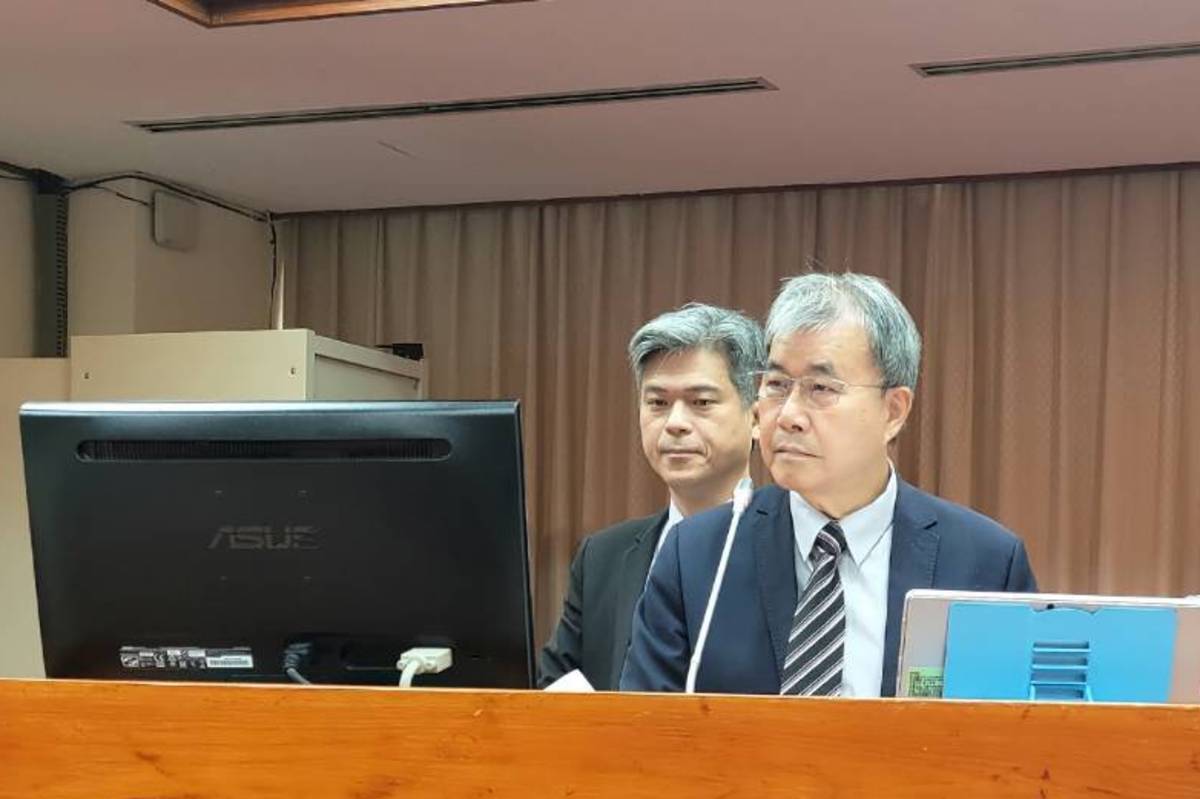 教育部部長鄭英耀立院備詢