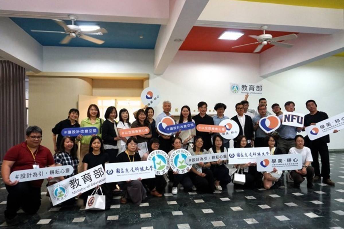 教育部學特司副司長許嘉倩（後排左8）率隊實地「開箱」虎尾科大學輔中心（圖源：虎尾科大）